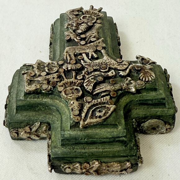 El Miligro Del Arte Small Green Cross With Metal Charms - Picture 3 of 10